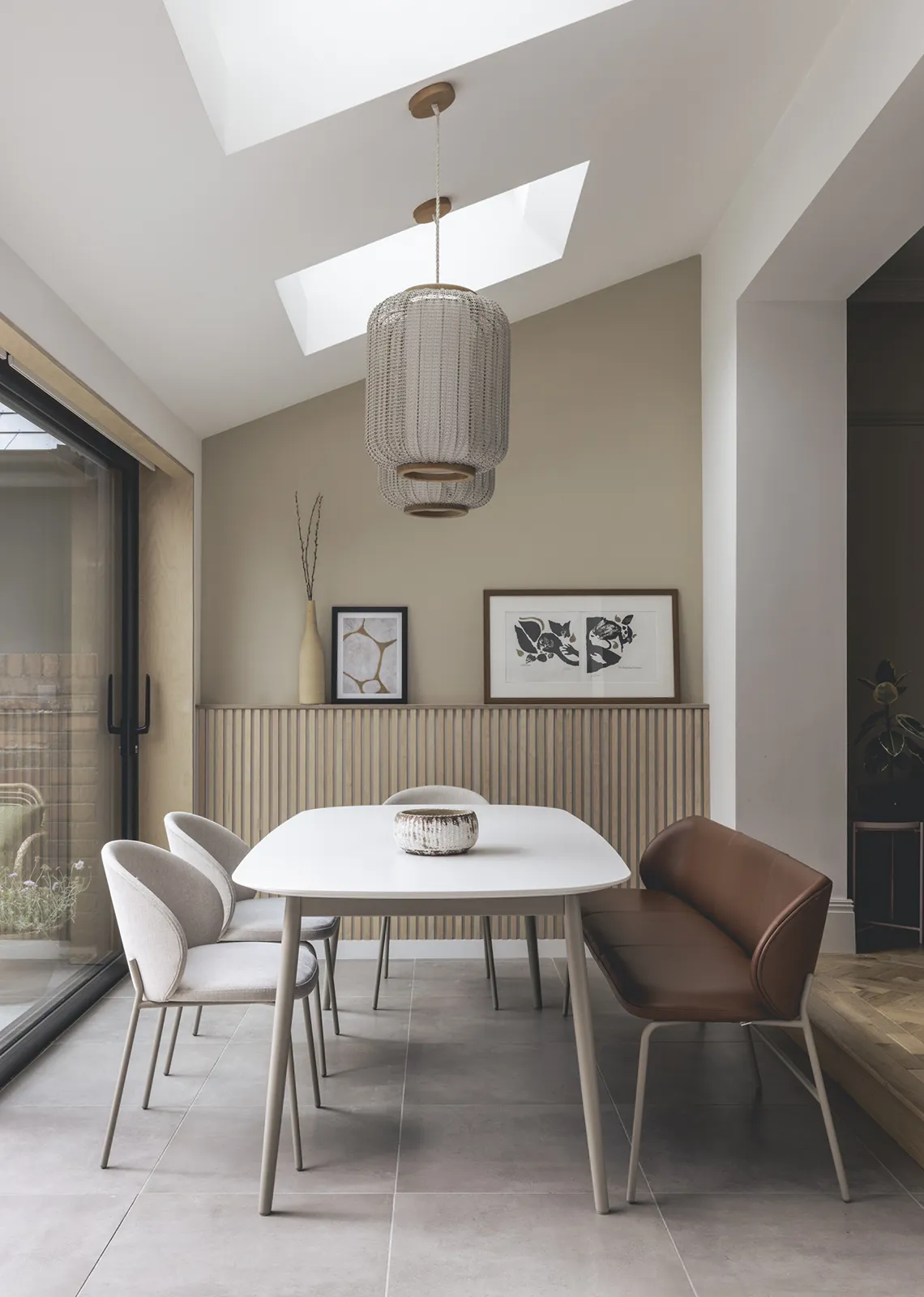 Curve House: Dining space