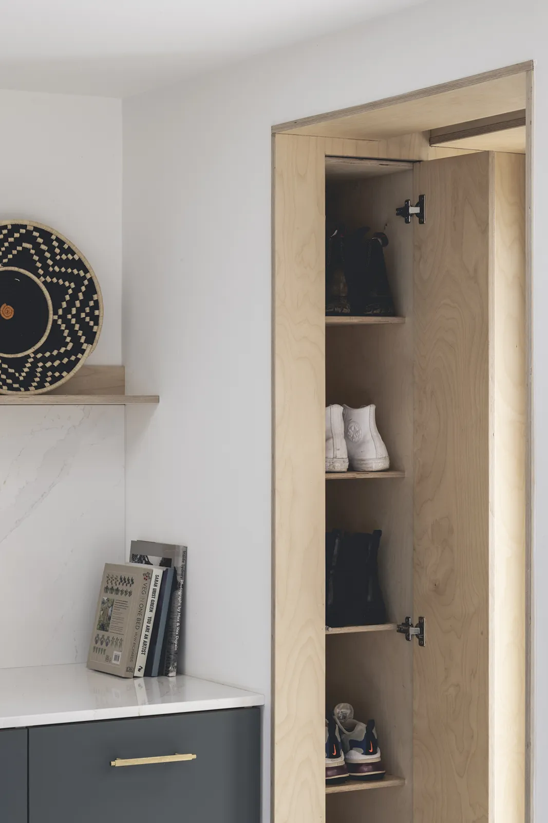 Curve House: Shoe storage