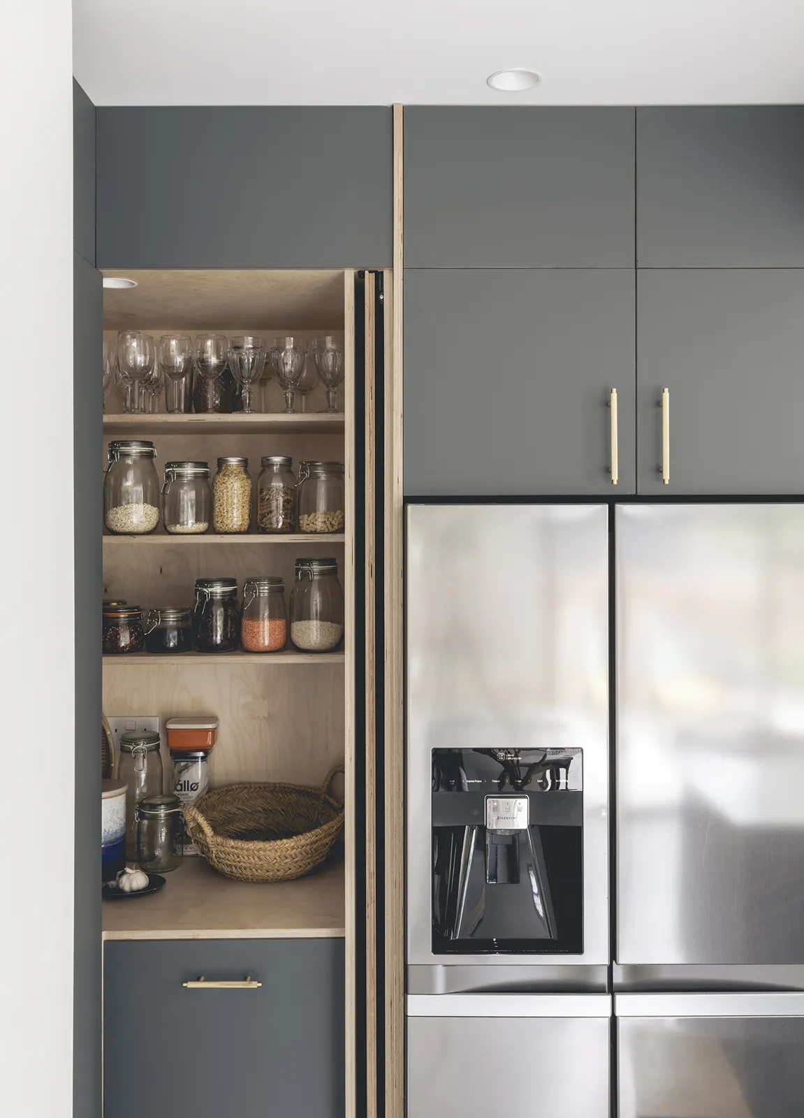 Curve House: Built-in larder